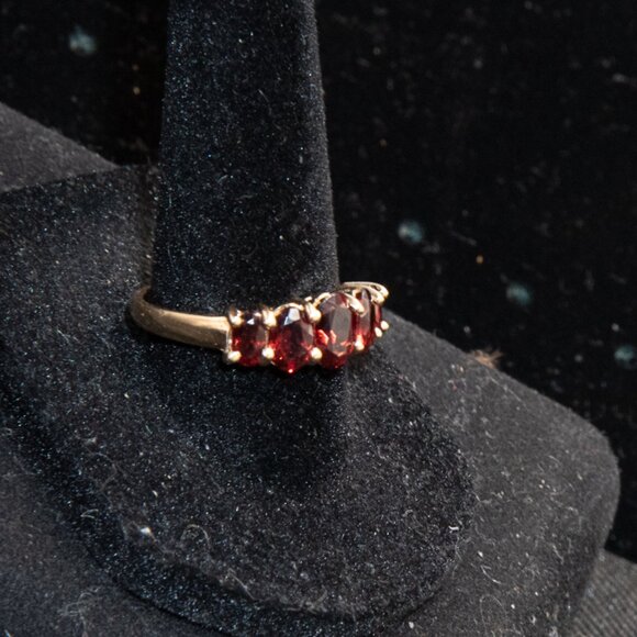 Vintage 14K Solid Yellow Gold and 5 Garnet Ring, Size 7 3/4 - Picture 3 of 3